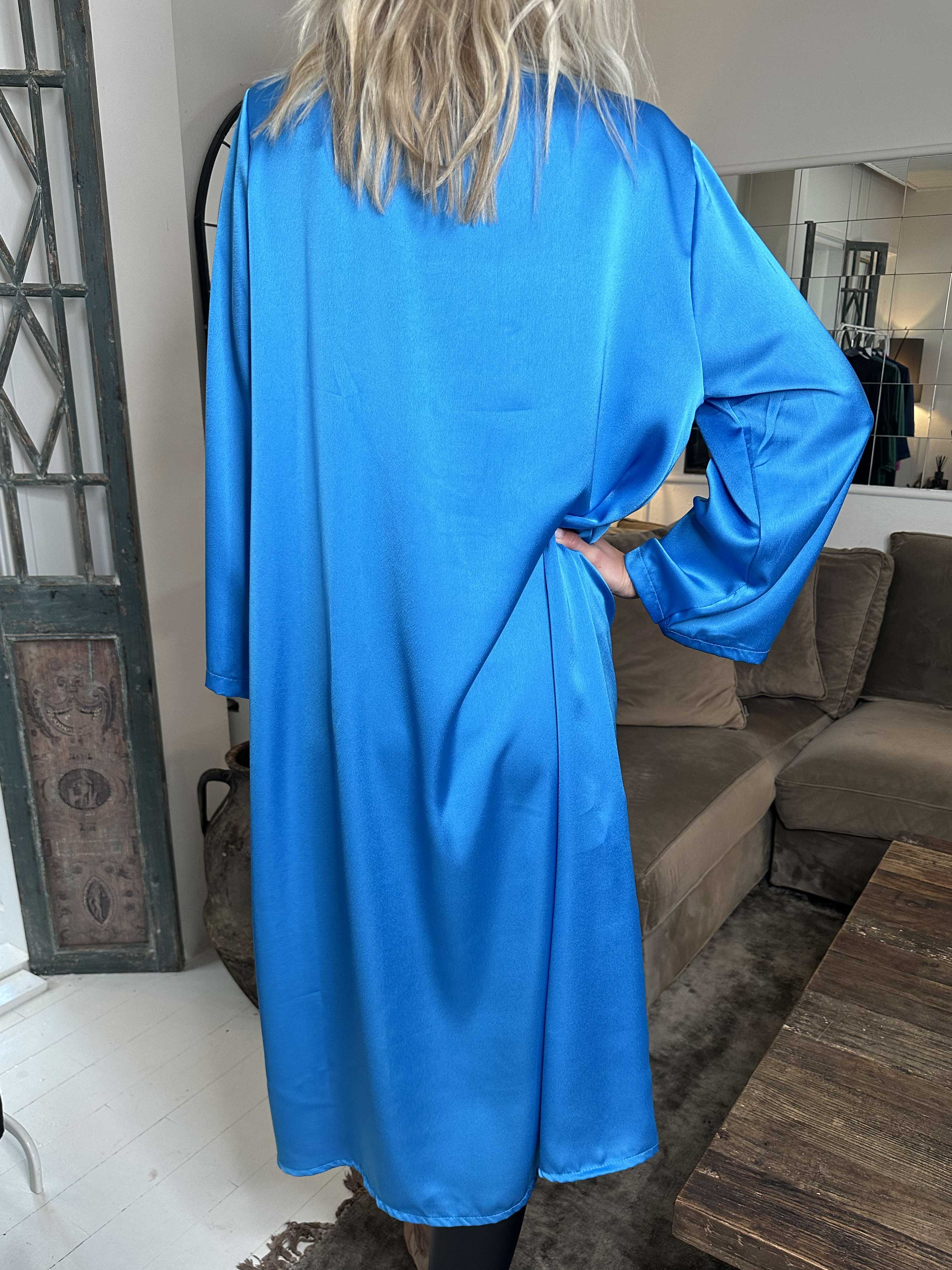 Emilia - Klänning i silkelook med lös passform och vita pärlor